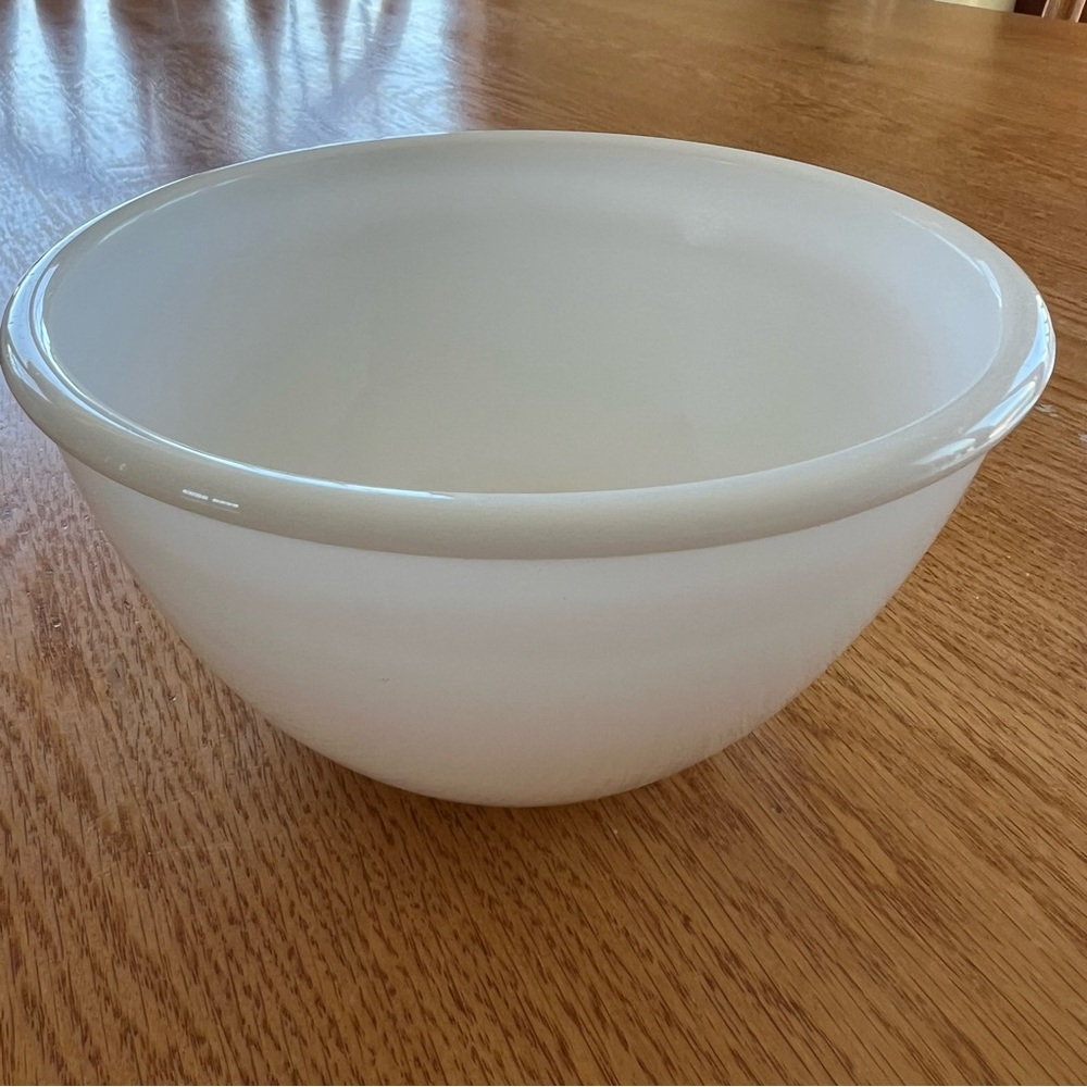 VTG Unmarked White Milk Glass
Kitchen Mixing/Serving Bowl